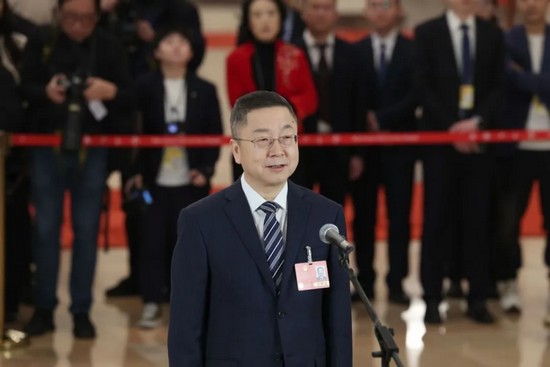 剛剛，馬新強董事長走上代表通道談“追光之路，久久為功”